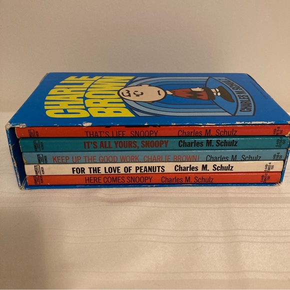 Vintage Charlie Brown Set of 5 Softcover Books in Slip Case by Charles M. Schulz - Picture 3 of 13